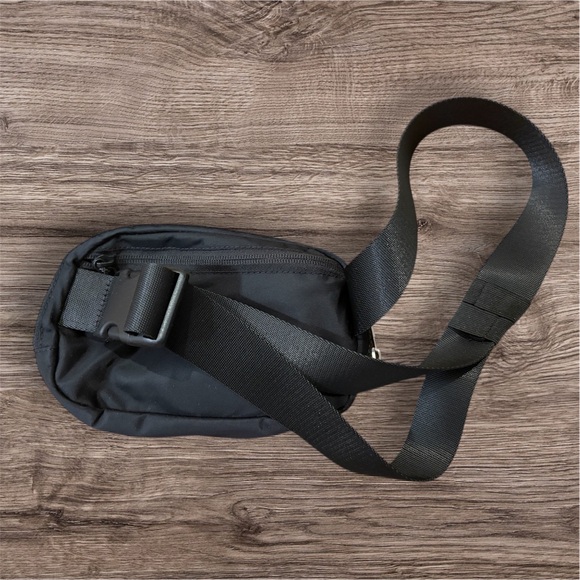 lululemon athletica Black Everywhere Belt Bag - Picture 2 of 5